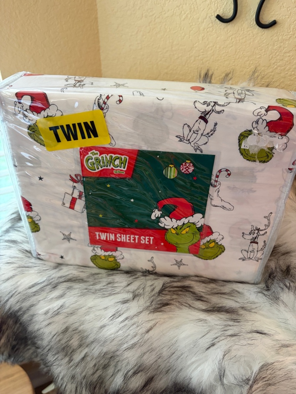 The Grinch Twin Sheet Set - White with Green & Red Print